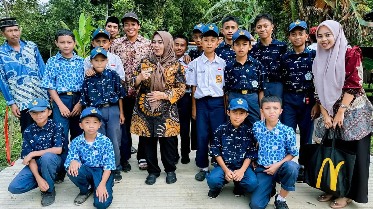 Bupati Sinjai Hj Ratnawati Arif bersama siswa sekolah. 