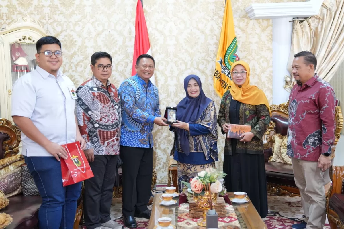 Bupati Sinjai Hj Ratnawati Arif terima kunjungan guru besar Unhas.