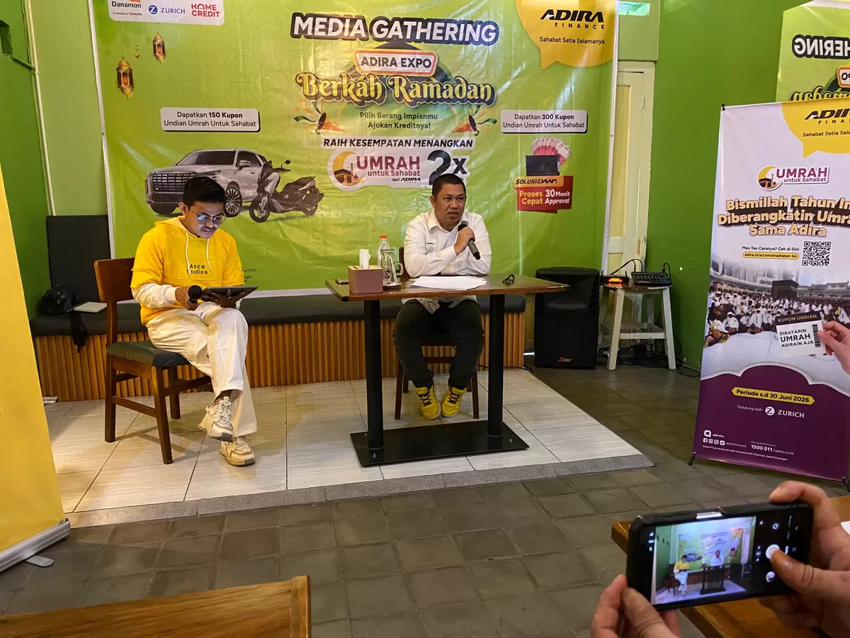 Head of Branch Adira Finance Bulukumba, Guntur Buraerah memaparkan rangkaian Adira Expo Berkah Ramadan kepada awak media di Natural Cafe, Jumat (13/2/2026).