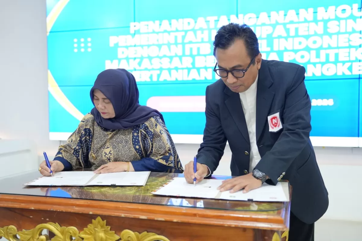 Bupati Sinjai Hj Ratnawati Arif menandatangani kerjasama dengan ITB Nobel dan Politani Pangkep.