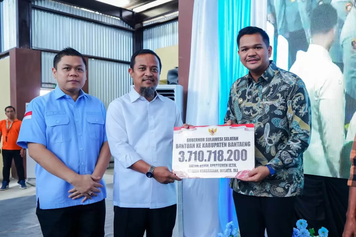 Gubernur Sulsel Andi Sudirman Sulaiman serahkan bantuan kepada Bupati Bantaeng M Fathul Fauzy Nurdin.