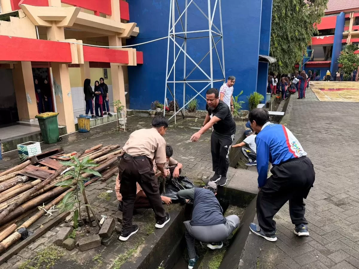 Gubernur Sulsel Andi Sudirman Sulaiman kunjungi SMKN 4 Makassar.