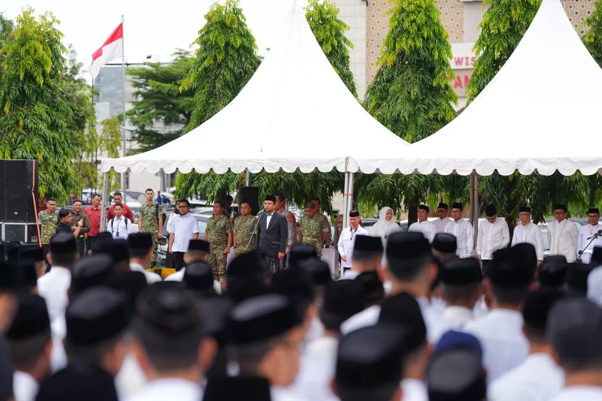 Suasana pembukaan Ramadhan Leadership Camp 2026 di Aula Arafah Asrama Haji Makassar yang dihadiri ratusan ASN mengenakan busana muslim, mencerminkan kekhidmatan bulan suci.