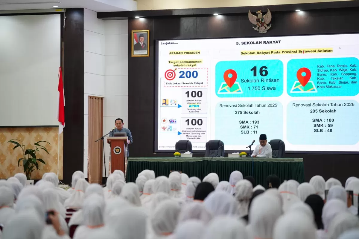 Dirjen Otda Kemendagri Dr. Cheka Virgouwansyah saat memberikan materi kebijakan nasional kepada para peserta Ramadhan Leadership Camp Pemprov Sulsel di Makassar.