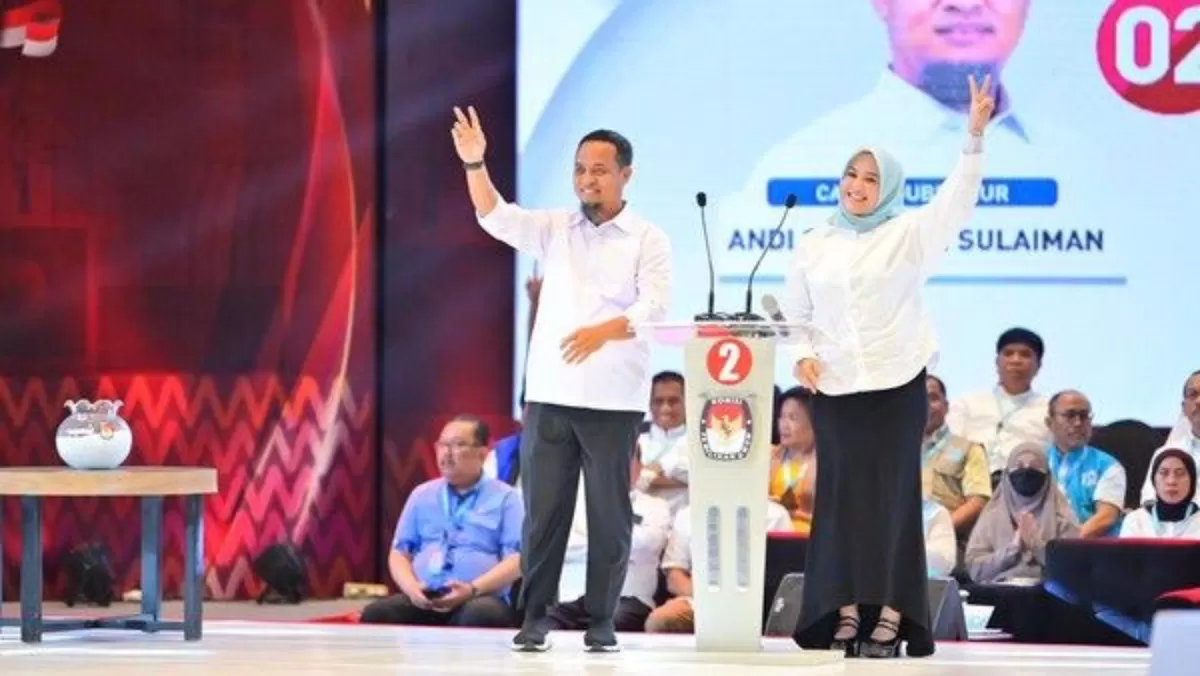 Gubernur Sulsel Andi Sudirman Sulaiman dan Wakil Gubernur Fatmawati Rusdi saat momen peringatan satu tahun kepemimpinan, yang diwarnai dengan capaian positif di berbagai sektor pelayanan publik.