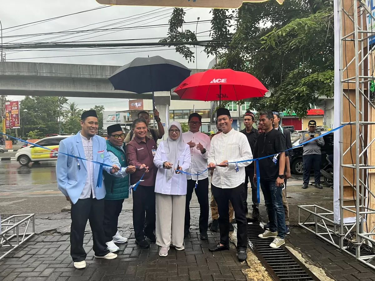 Suasana kemeriahan Grand Opening "Andalan Ngabuburit" di pelataran parkir Dinas Koperasi &amp; UKM Sulsel, Makassar.