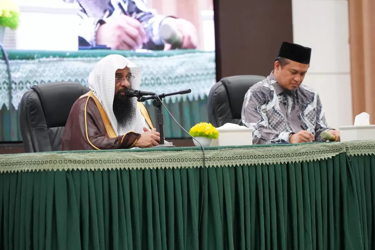 Kepala Atase Agama Kedutaan Besar Kerajaan Arab Saudi, Sheikh Ahmed bin Essa Al-Hazmi membawa materi di Ramadan Leadership Camp Sulsel. 
