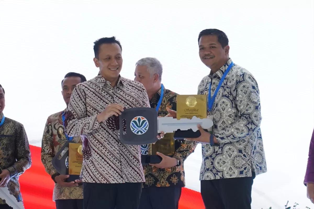 Bupati Bantaeng M Fathul Fauzy Nurdin terima penghargaan Nasional Sertifikat Adipura pengelolaan sampah.