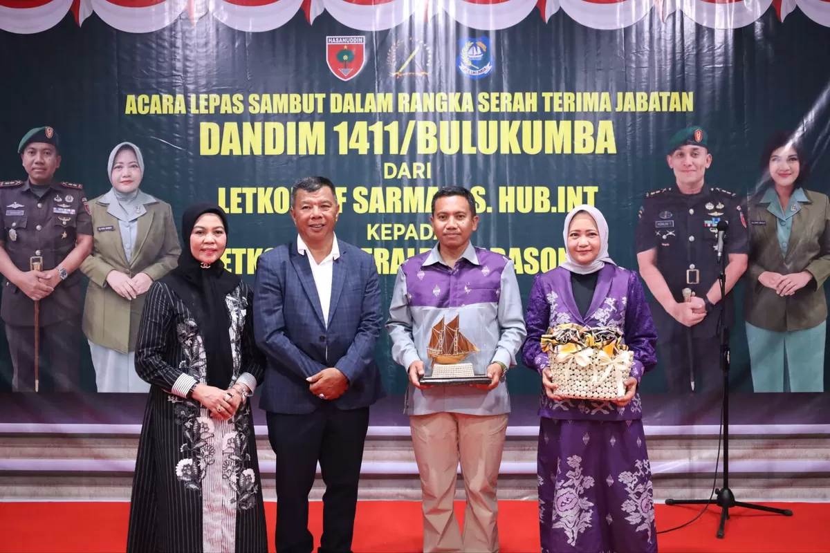 Bupati Bulukumba Andi Utta didampingi Ketua PKK Herfida diacara lepas sambut Dandim 1411/Bulukumba.