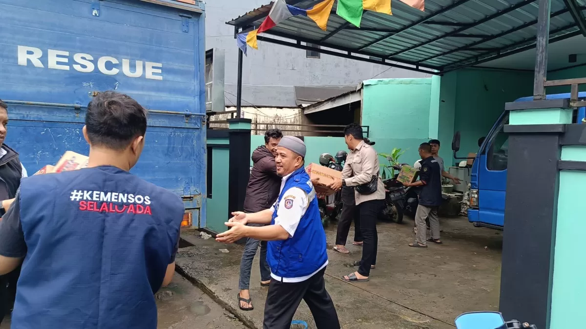 Tagana Sulsel dukung penanganan banjir Makassar dengan distribusi logistik dan pendirian tenda pengungsian darurat.
