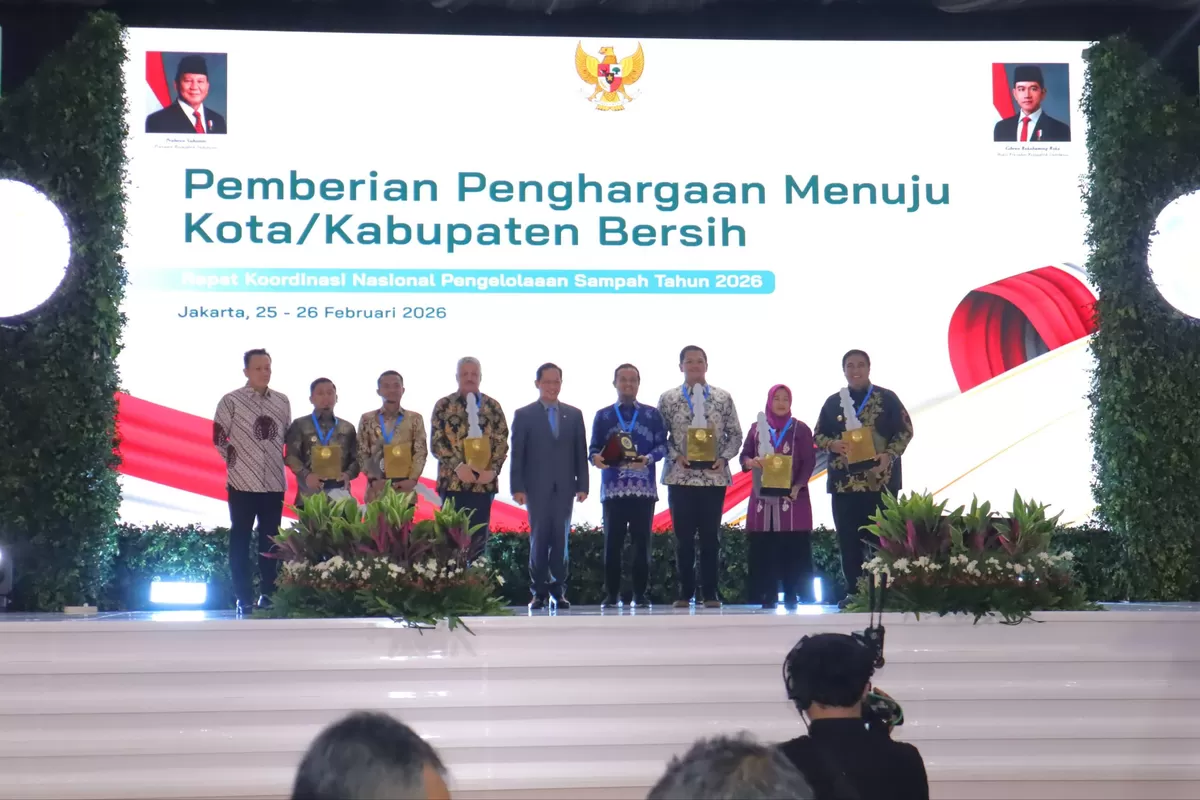 Gubernur Sulsel menerima penghargaan dari Kementerian Lingkungan Hidup soal pengelolaan sampah.