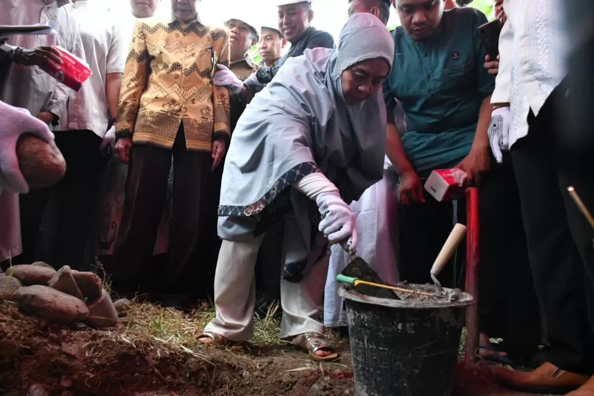 Bupati Sinjai Hj Ratnawati Arif melakukan peletakan batu pertama rehabilitasi Mesjid Agung Sinjai.