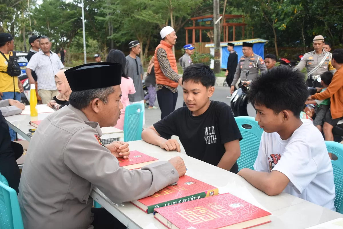 Pengendara motor yang kena razia di hukum baca ayat al-quran oleh personel Polres Bulukumba.