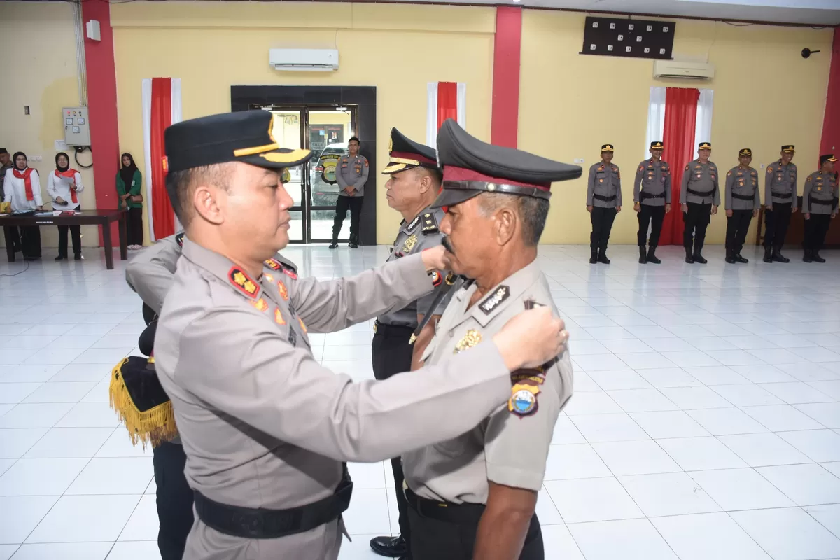 Kapolres Bulukumba AKBP Restu WIjayanto menyematkan tanda pangkat kepada dua personil Polres Bulukumba.
