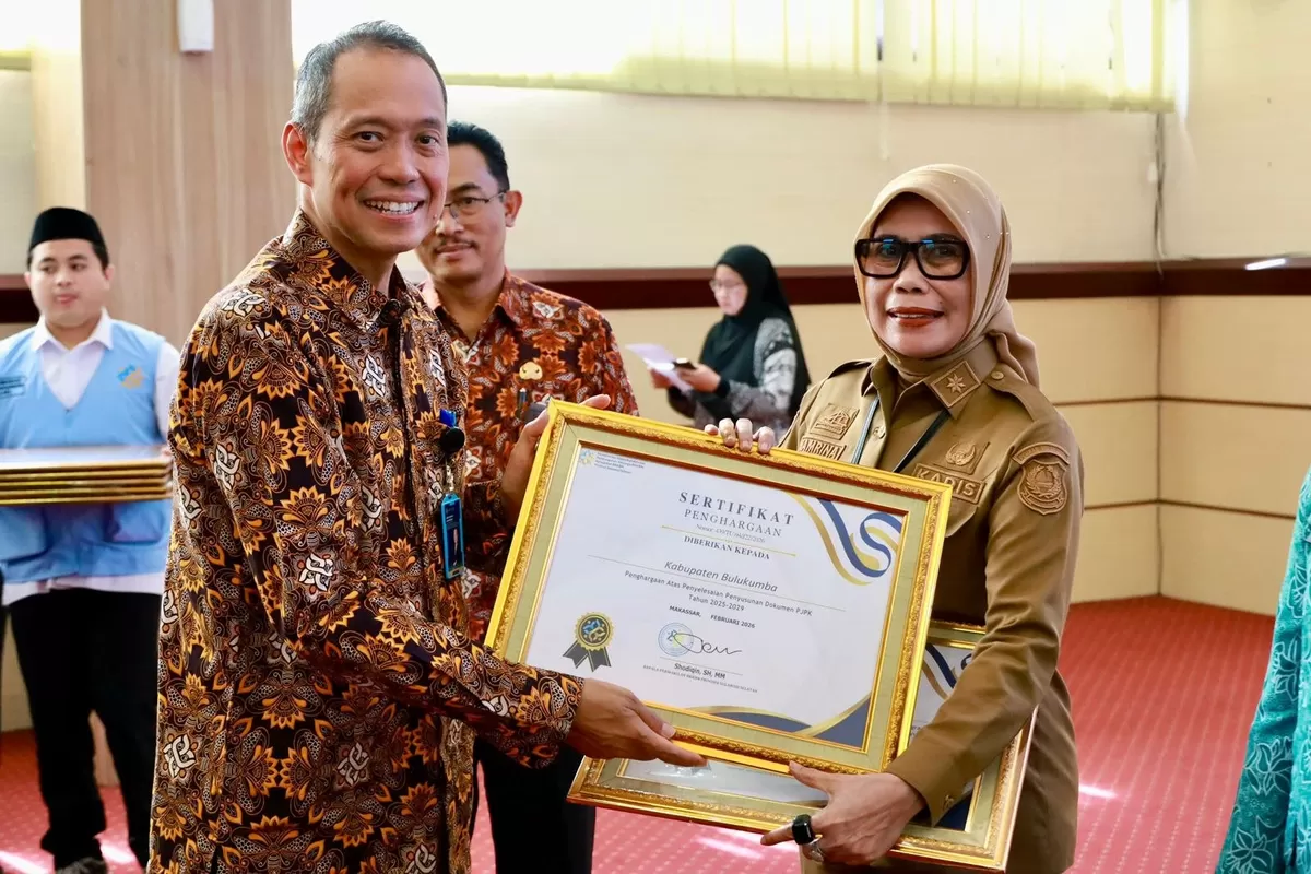 Plt Kepala  Dinas P2KBP3A Bulukumba, Hamrina A Muri menerima penghargaan Bangga Kencana Sulsel.