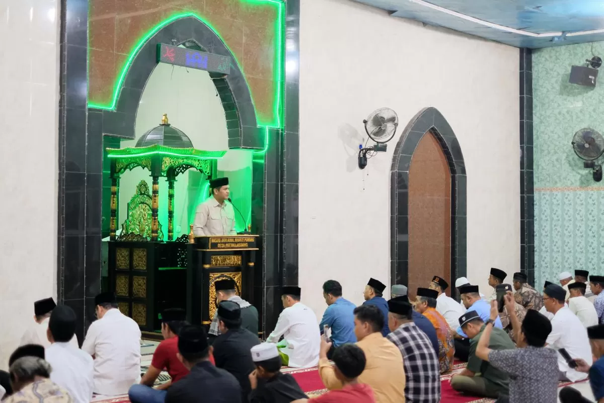 Bupati Bantaeng M Fathul Fauzy Nurdin menghadiri Safari Ramadan di Masjid Jami Amal Bhakti Puroro.