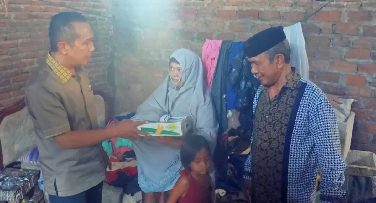 Wakil Ketua II DPRD Bulukumba Syahruni Haris membagikan kurma kepada warga.