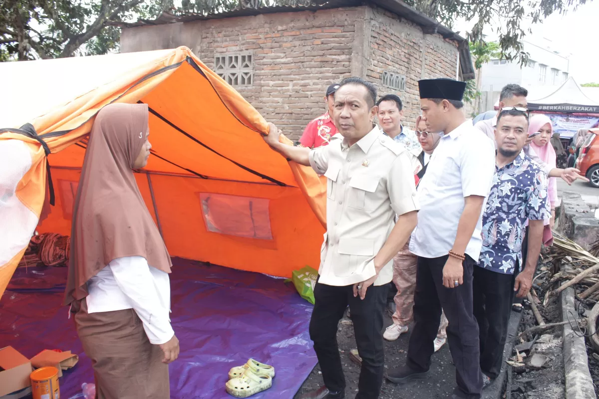 Wakil Ketua II DPRD Bulukumba Syahruni Haris didampingi Andi Usdar mengunji korban kebakaran.