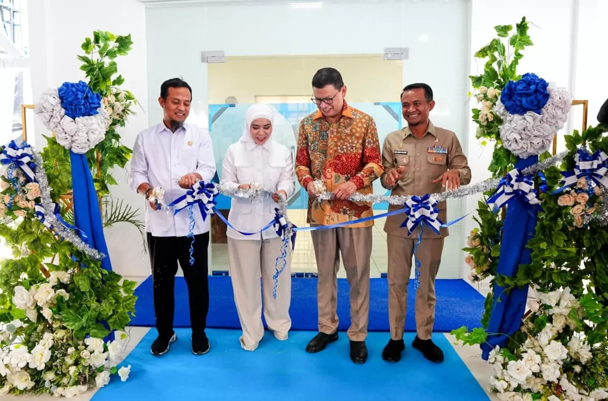 Gubernur Sulsel Andi Sudirman Sulaiman hadiri pengkuhan Loka BPOM Bone.