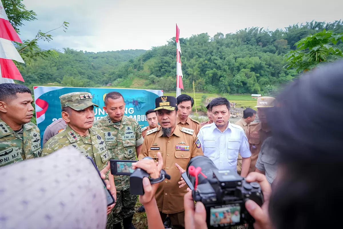 Gubernur Sulsel Andi Sudirman Sulaiman bersama Pangdam XIV/Hasanuddin Mayjen TNI Bangun Nawoko saat berdialog virtual dengan Presiden Prabowo Subianto di lokasi pembangunan jembatan gantung Kecamatan Tompobulu, Maros. (Sulawesinetwork.com)