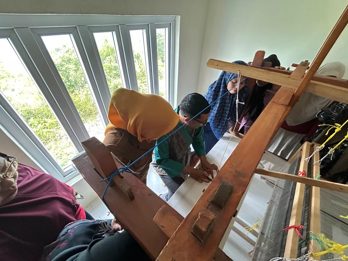 Dekranasda Bulukumba beri pelatihan kepada pelaku tenun batik.