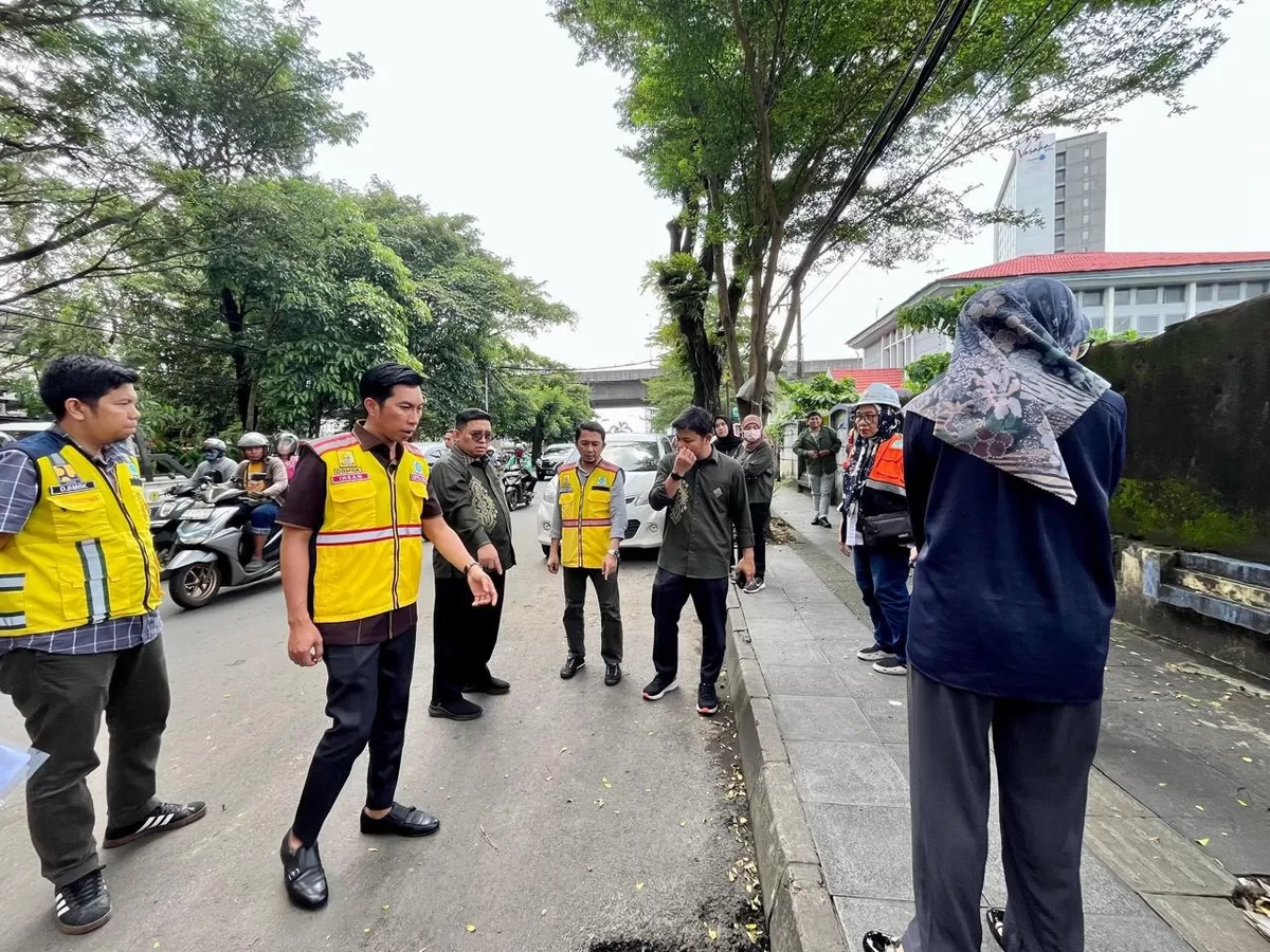 Kepala Dinas Bina Marga dan Bina Kontruksi Provinsi Sulawesi Selatan Ir. H. Andi Ihsan. S.T., M.M bersama Kasatgas 4.2 Deputi Kordinasi dan Supervisi KPK RI Tribudi Rochmanto.