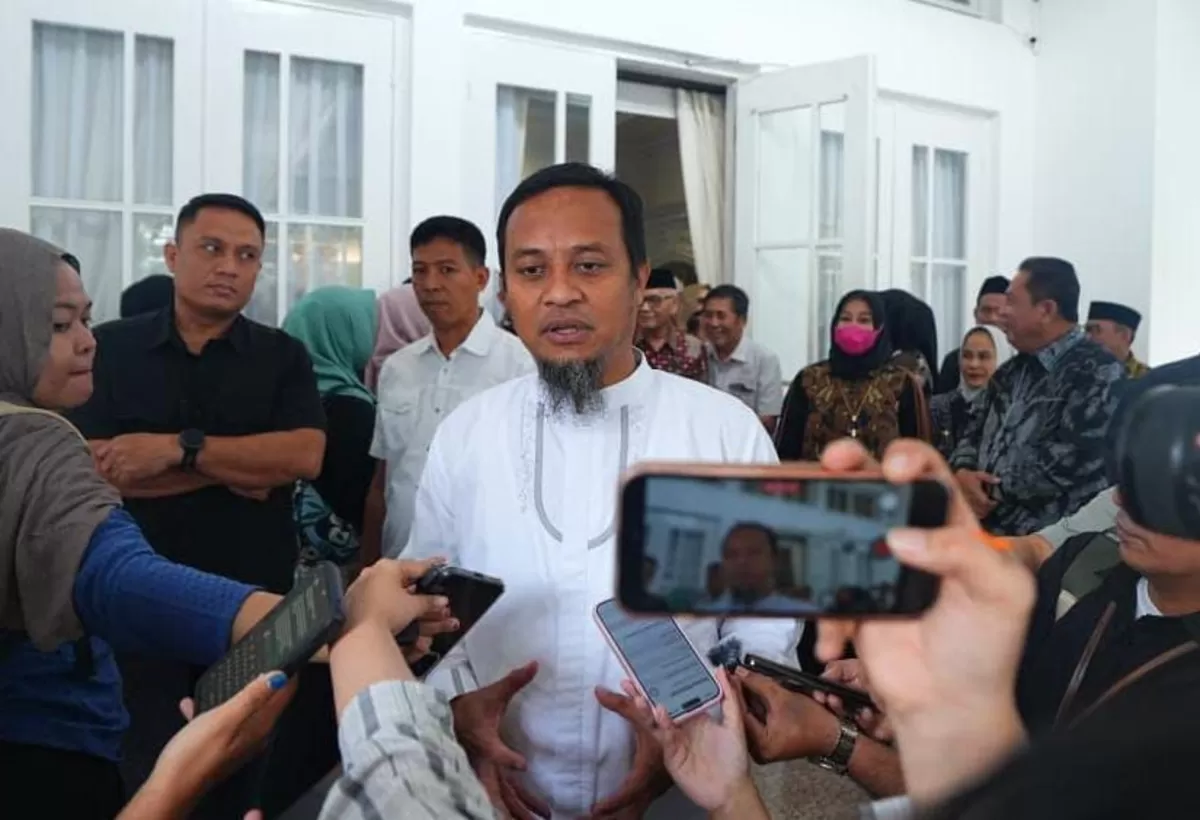 Gubernur Sulsel Andi Sudirman Sulaiman memberikan keterangan pers.