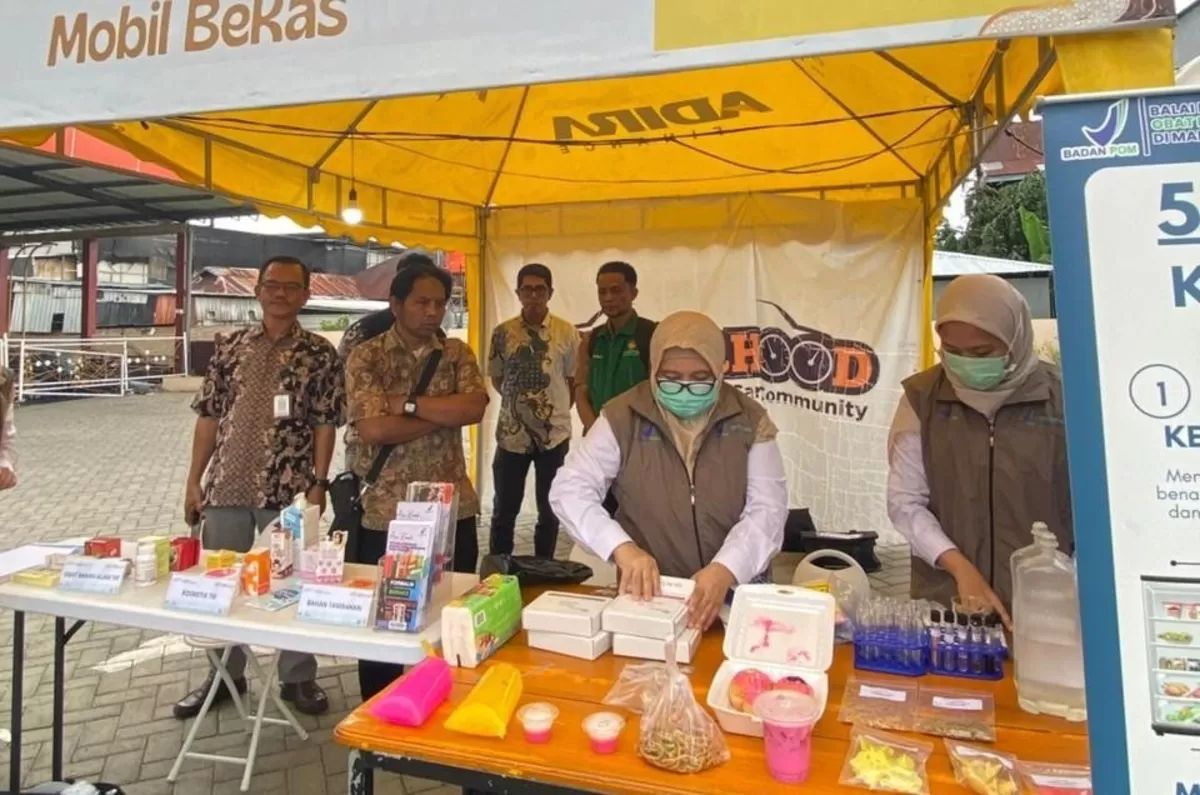 Dinas Kesehatan Bulukumba cek takjil untuk dikonsumsi masyarakat.