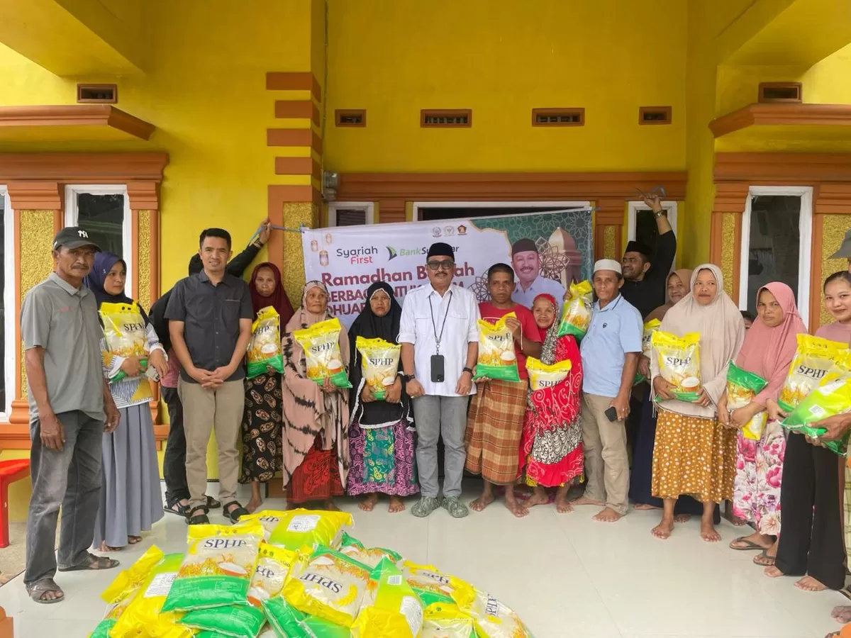 Anggota DPRD Provinsi Sulsel H Patudangi Azis serahkan bantuan kepada masyarakat.