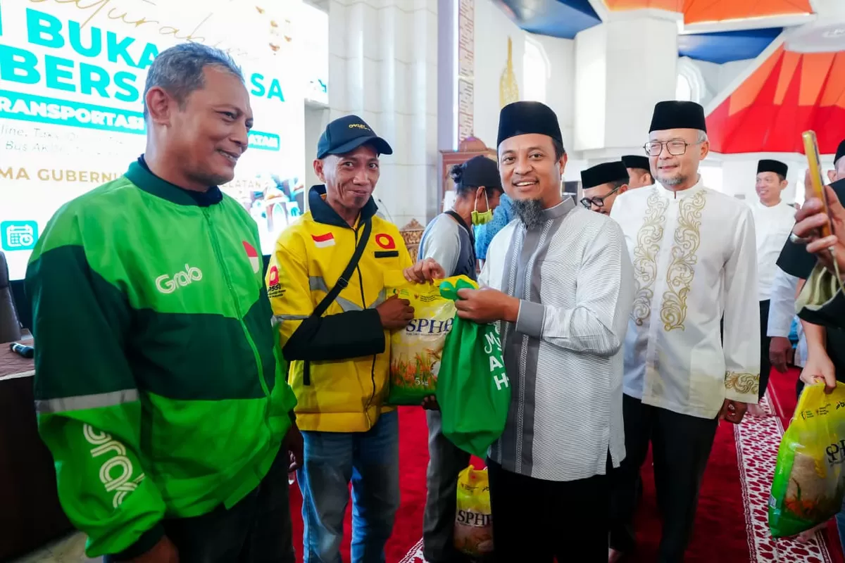 Gubernur Sulsel Andi Sudirman Sulaiman buka puasa bersama insan transportasi. 