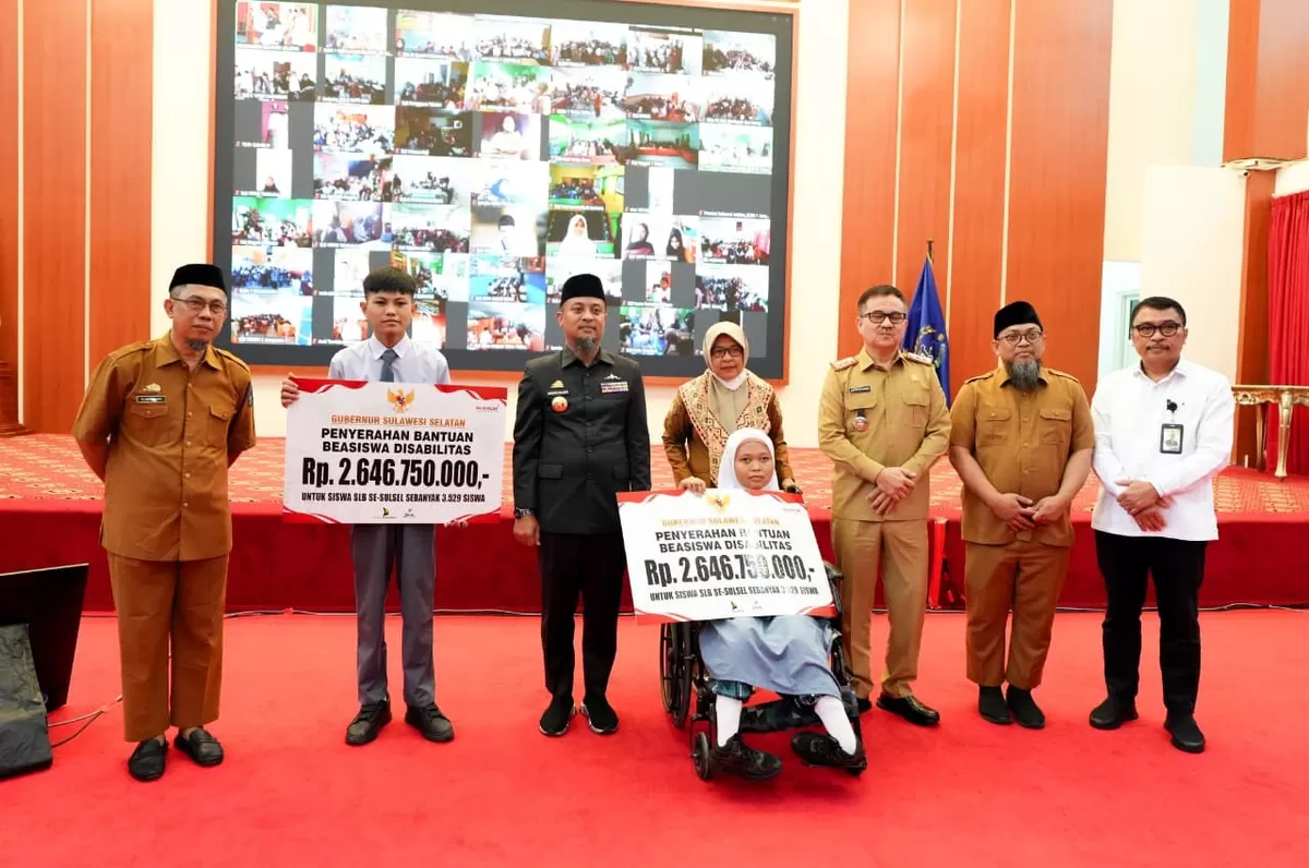 Gubernur Sulsel Andi Sudirman Sulaiman serahkan Beasiswa Disabilitas untuk Ribuan Siswa SLB se-Sulsel.
