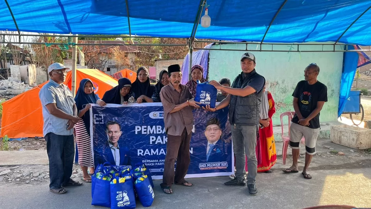 Tim relawan Anggota DPR RI Andi Muzakkir Aqil serahkan bantuan kepada korban kebakaran di Kabupaten Bulukumba.