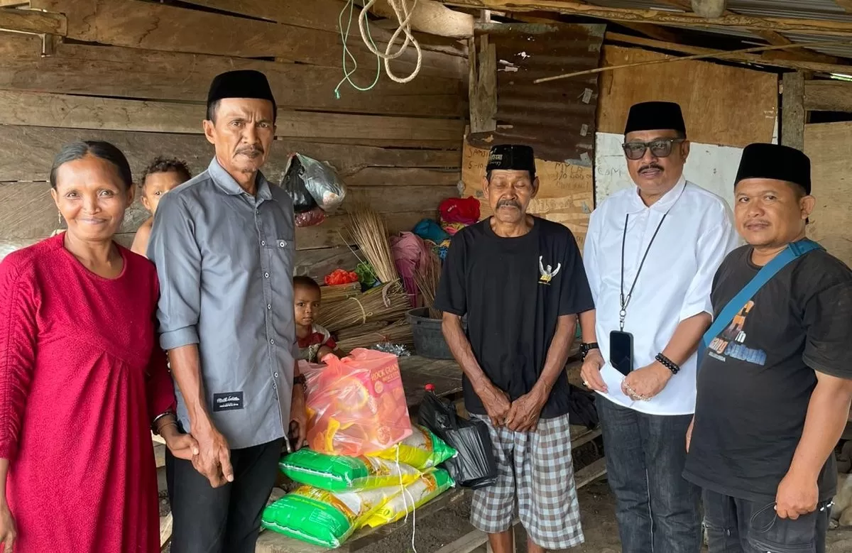 Anggota DPRD Provinsi Sulsel H Patudangi Azis mengunjungi salah satu warga di Desa Polewali.