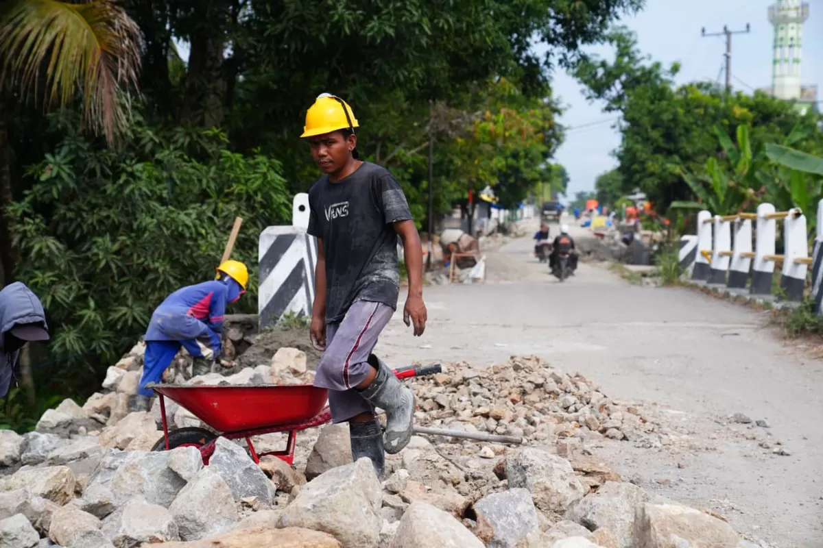 Pemprov Sulsel lakukan perbaikan jalan di Kabupaten Pinrang. 