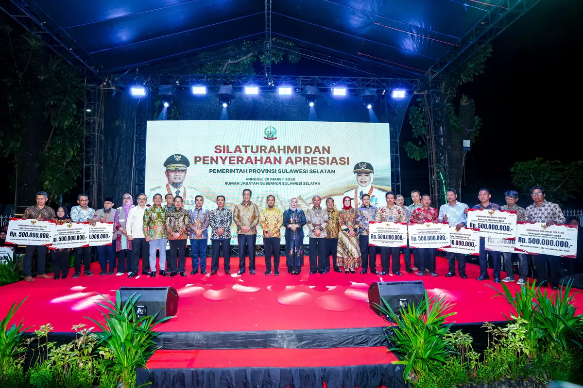 Gubernur Sulsel Andi Sudirman serahkan dana apresiasi kepada sejumlah desa di Sulsel. 