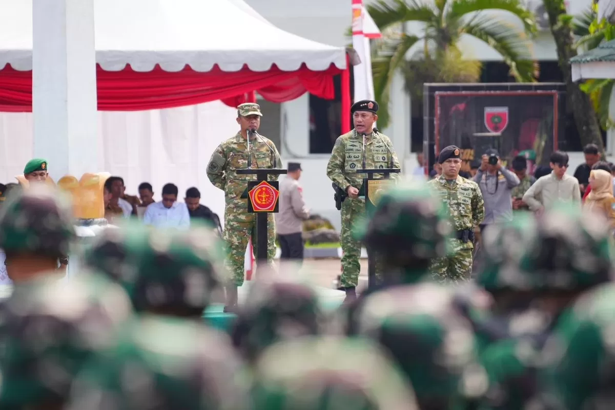 Gubernur Sulsel Andi Sudirman Sulaiman mendampingi Kepala Badan Cadangan Nasional (Bacadnas) Kementerian Pertahanan RI, Letjen TNI Gabriel Lema.