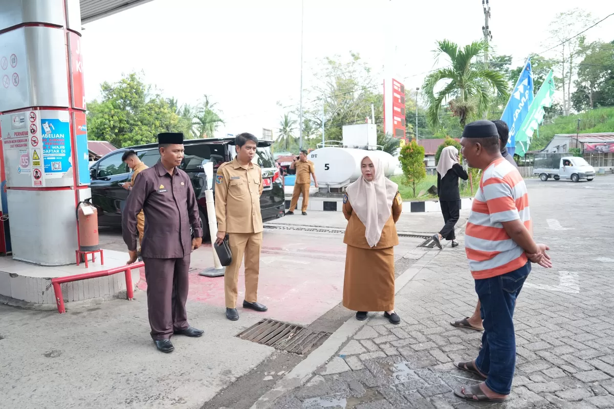 Bupati Sinjai Hj Ratnawati Arif lakukan sidak disejumlah SPBU.