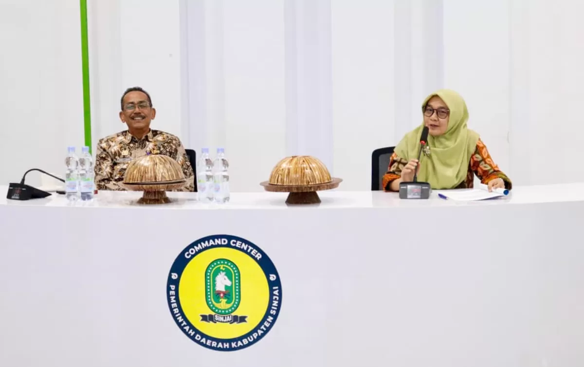 Kepala Dinas Kesehatan Sinjai dr Emmy Kartahara Malik didampingi Sekda Sinjai Andi Jefrianto Asapa.