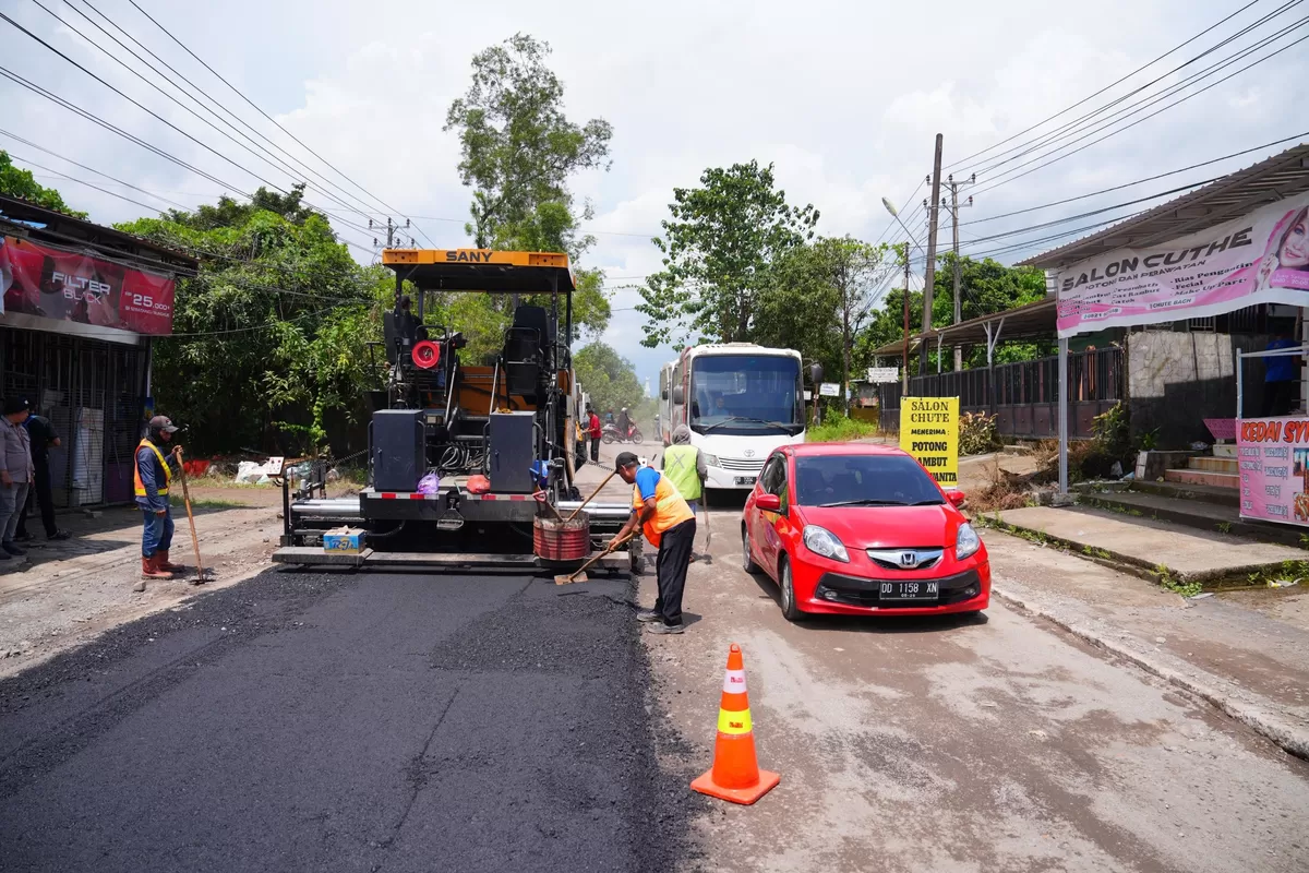 Perbaikan jalan Yasin Limpo mulai dilakukan.