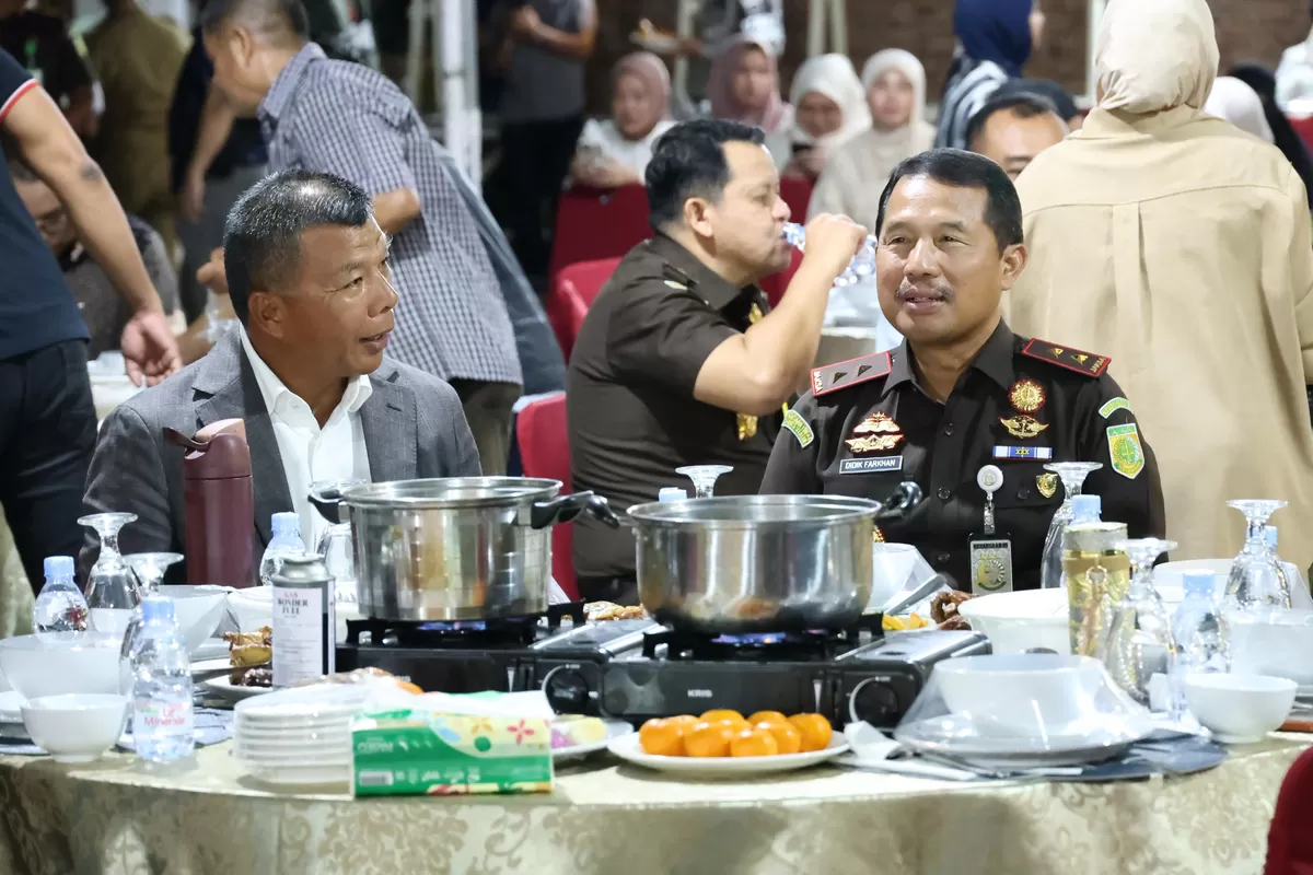 Kajati Sulsel Dr. Didik Farhkan Alisyahdi didampingi Bupati Andi Muchtar Ali Yusuf saat kunjungan kerja di Bulukumba. 