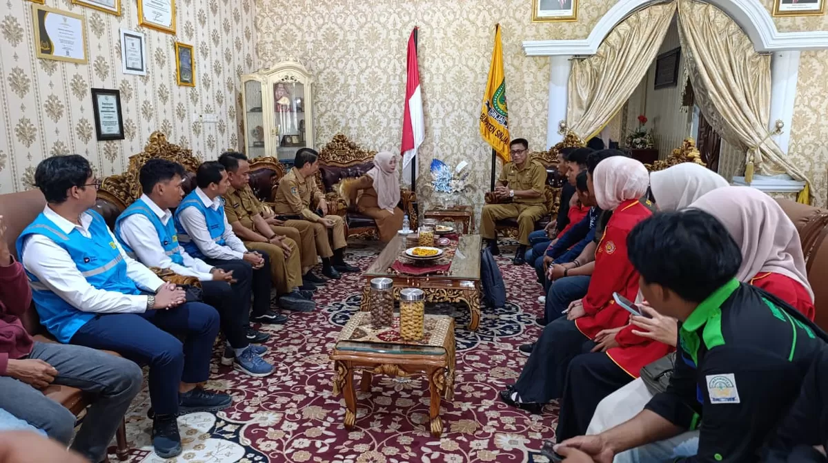 Bupati Sinjai Hj Ratnawati Arif menerima audiens pihak PLN untuk membahas program Sinjai Terang.