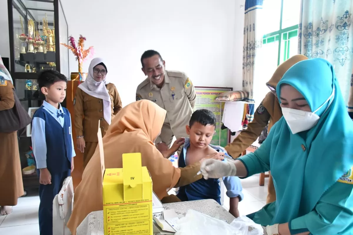Sekdan Sinjai Andi Jefrianto Asapa pantau langsung proses imunisasi campak.