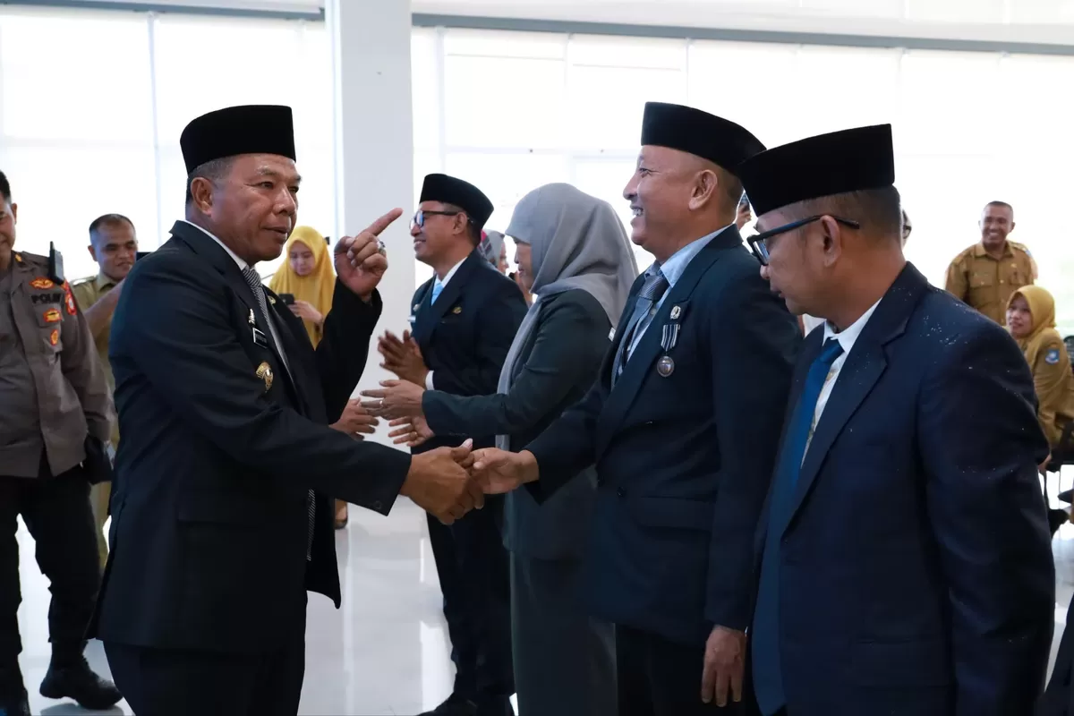 Bupati Bulukumba Andi Muchtra Ali Yusuf menyalami pejabat yang baru saja dilantik, Senin, 7 April 2026.