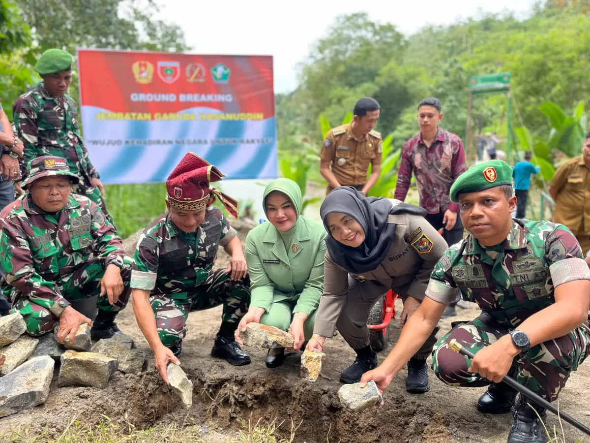 Bupati Sinjai Hj Ratnawati Arif dampingi Pandam XIV/Hasanuddin, Mayjen TNI Bangun Nawoko.