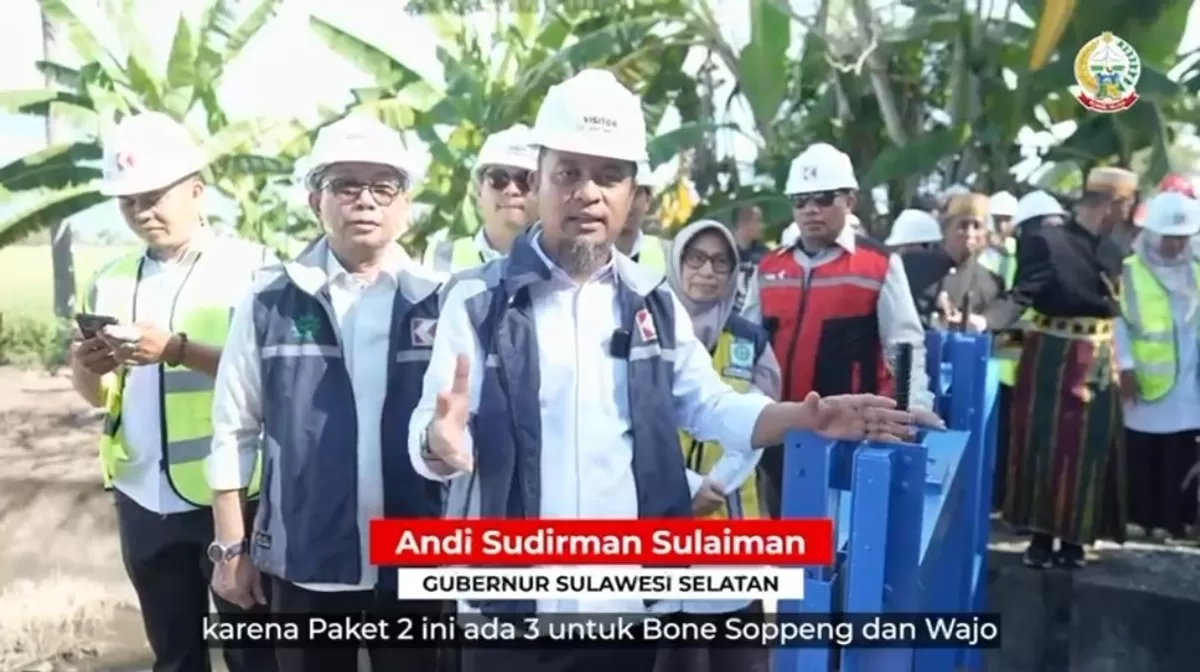 Gubernur Sulsel Andi Sudirman Sulaiman saat melakukan groundbreaking pengerjaan jaringan irigasi.