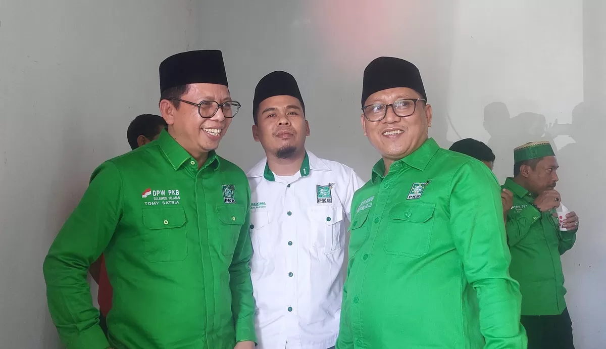 Dua calon Ketua DPC PKB Bulukumba Tomy Satria Yulianto dan Fahidin HDK sama-sama berkacamata.