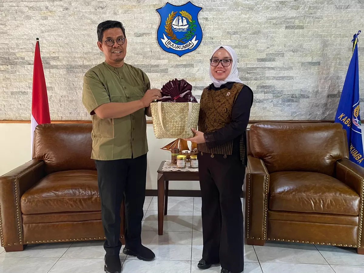 Wakil Bupati Bulukumba Andi Edy Manaf hadihi kain tenun Bira ke Wamen Koperasi RI.