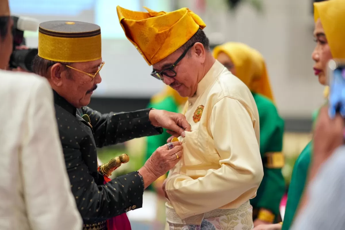 Sekda Sulsel Jufri Rahman Terima Penghargaan dari Majelis Keturunan To Manurung di Makassar.