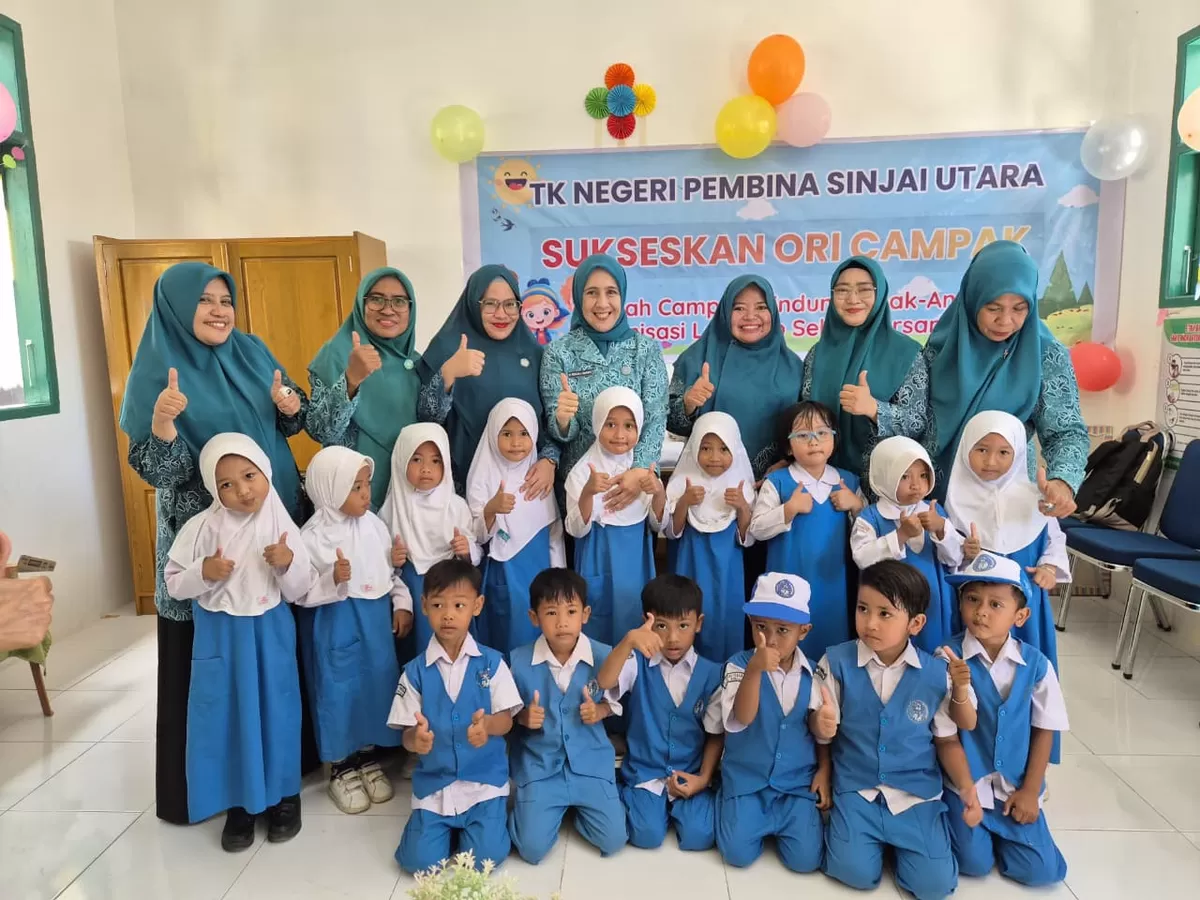 Ketua PKK Sinjai Rozalina A  Mahyanto pantau langsung proses imunisasi campak.