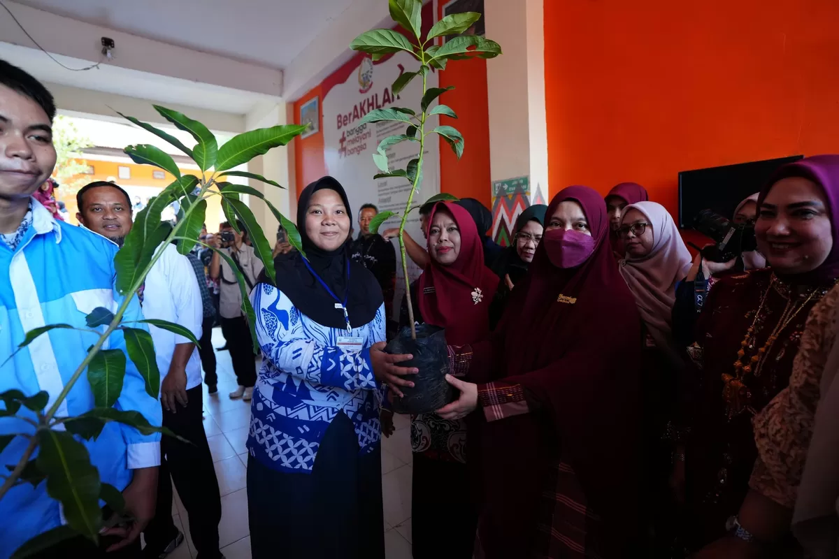 Ketua TP PKK Sulsel Naeomi Octarina Sudirman menyerahkan bantuan bibit.